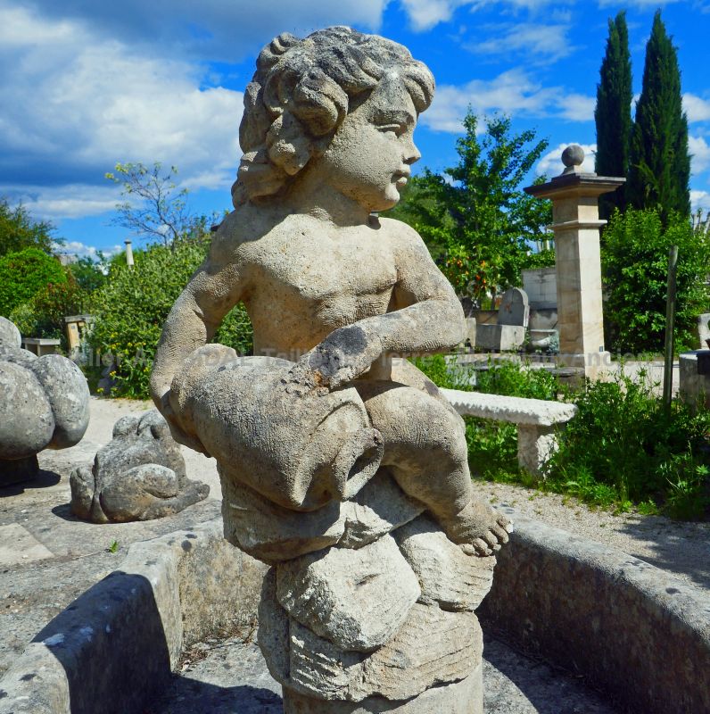 Photo de la sculpture centrale : putto verseur d'eau - Atelier Alain BIDAL (Provence)