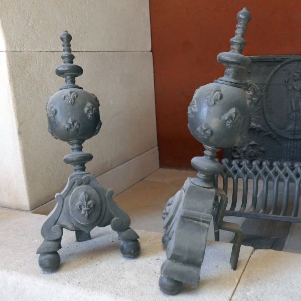 Paire de petits chenets anciens pour cheminée en fonte par Atelier Alain BIDAL