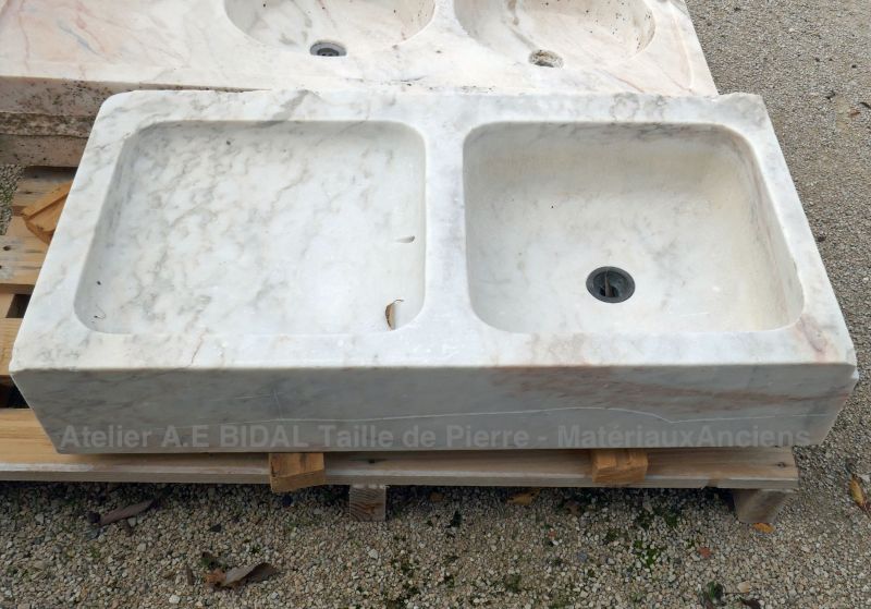 Ancien évier en marbre blanc en vente chez les Matériaux Anciens en Provence Alain BIDAL