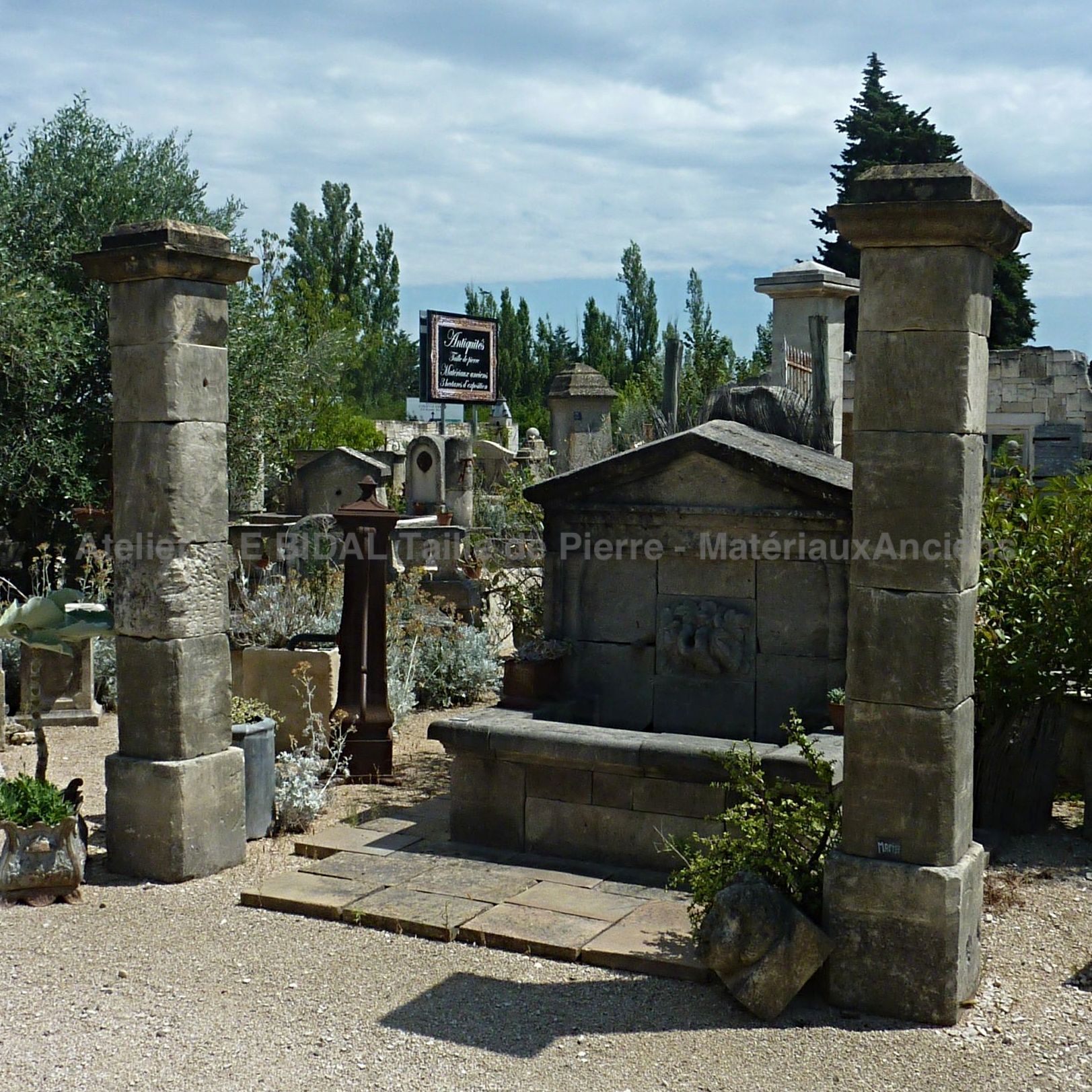 Old pillar in square capitol - Old pillar that has a height of 2 meters 45 (sold in pairs).