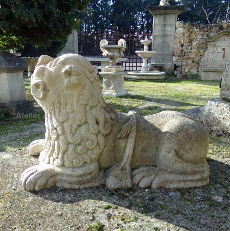 Ornement de jardin en pierre ancienne : lion stylophore sculpté en pierre - Atelier Alain BIDAL (Provence)