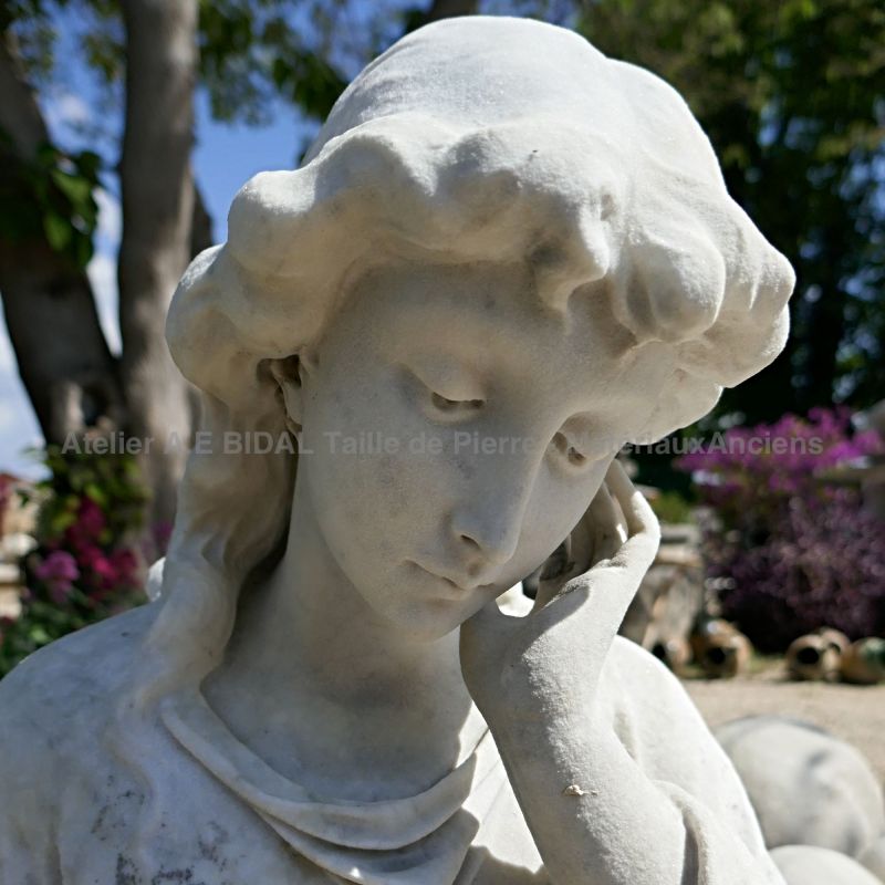 Visage de notre pleureuse sculptée finement à la main dans du beau marbre blanc
