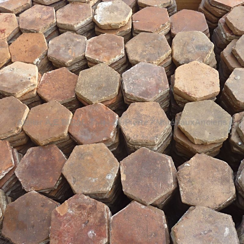 Tomettes anciennes hexagonales en terre cuite ǀ Les matériaux anciens Alain Bidal