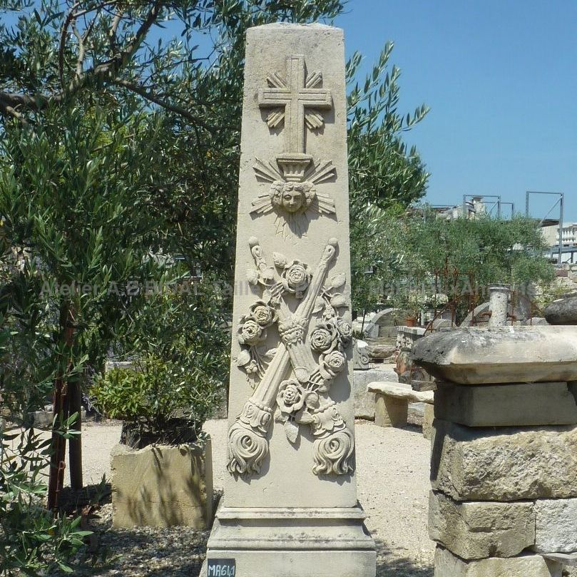 Obélisque sur socle avec croix ancienne.