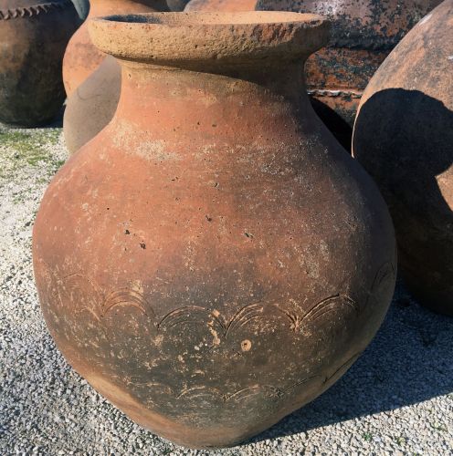 Elégante jarre ancienne en terre cuite rouge par Les Matériaux Anciens en Provence Alain BIDAL