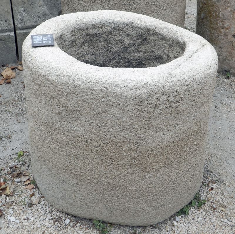 Beau bac circulaire pour pot de fleurs ou jardinière en pierre.