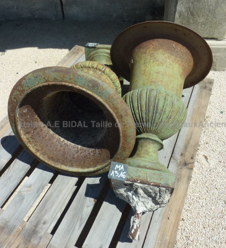 Paire de vases Médicis anciens en fonte