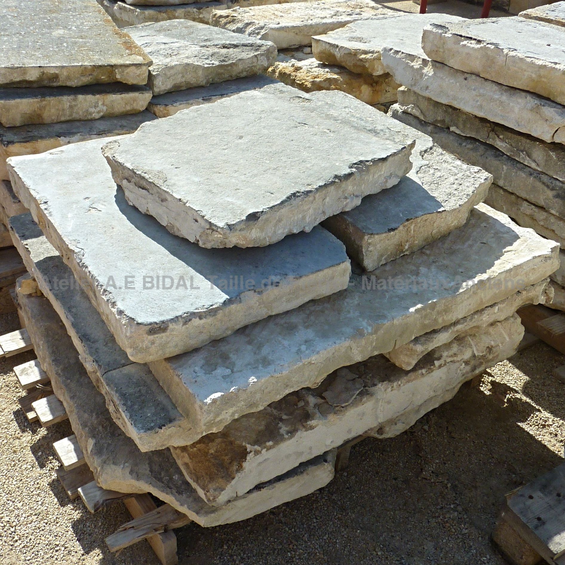 Bar ancien de Beaucaire ou bar ancien de Montpellier : du dallage ancien en pierre pour vos sols intérieurs.