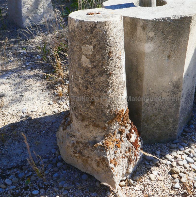 Ancienne borne en pierre : borne en vieille pierre massive pour aménagement extérieur