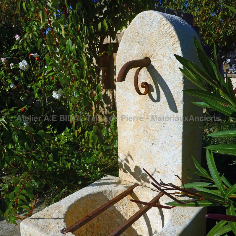 Petite fontaine de jardin avec bac massif en pierre facile à installer - Atelier Alain BIDAL (Provence)