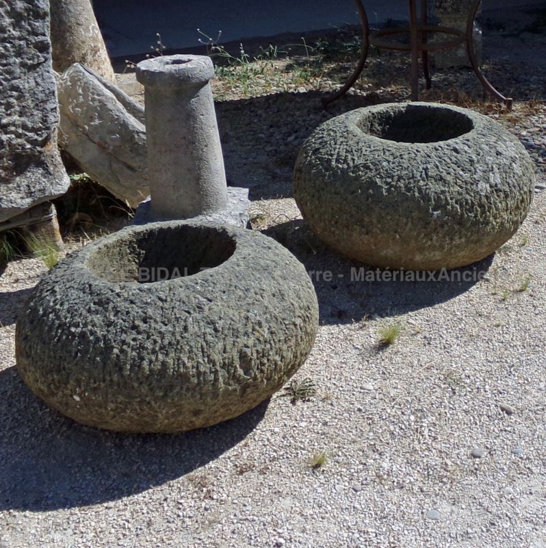 Paire de charmants petits bacs anciens en pierre dure - Atelier Alain BIDAL (Provence)