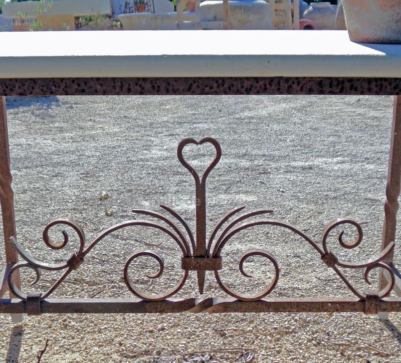Mobilier de jardin vintage : belle table en pierre blanche et fer forgé ancien - Atelier Alain BIDAL (Provence)