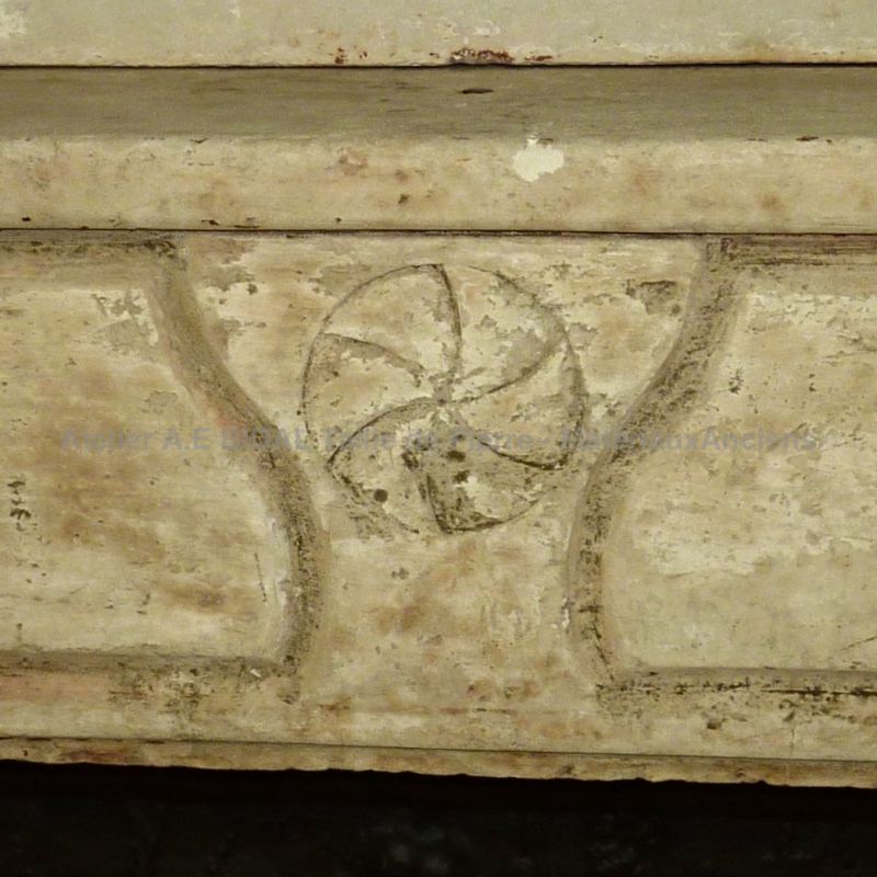 Cheminée à trumeau finement travaillée - ancienne cheminée en pierre artisanale.