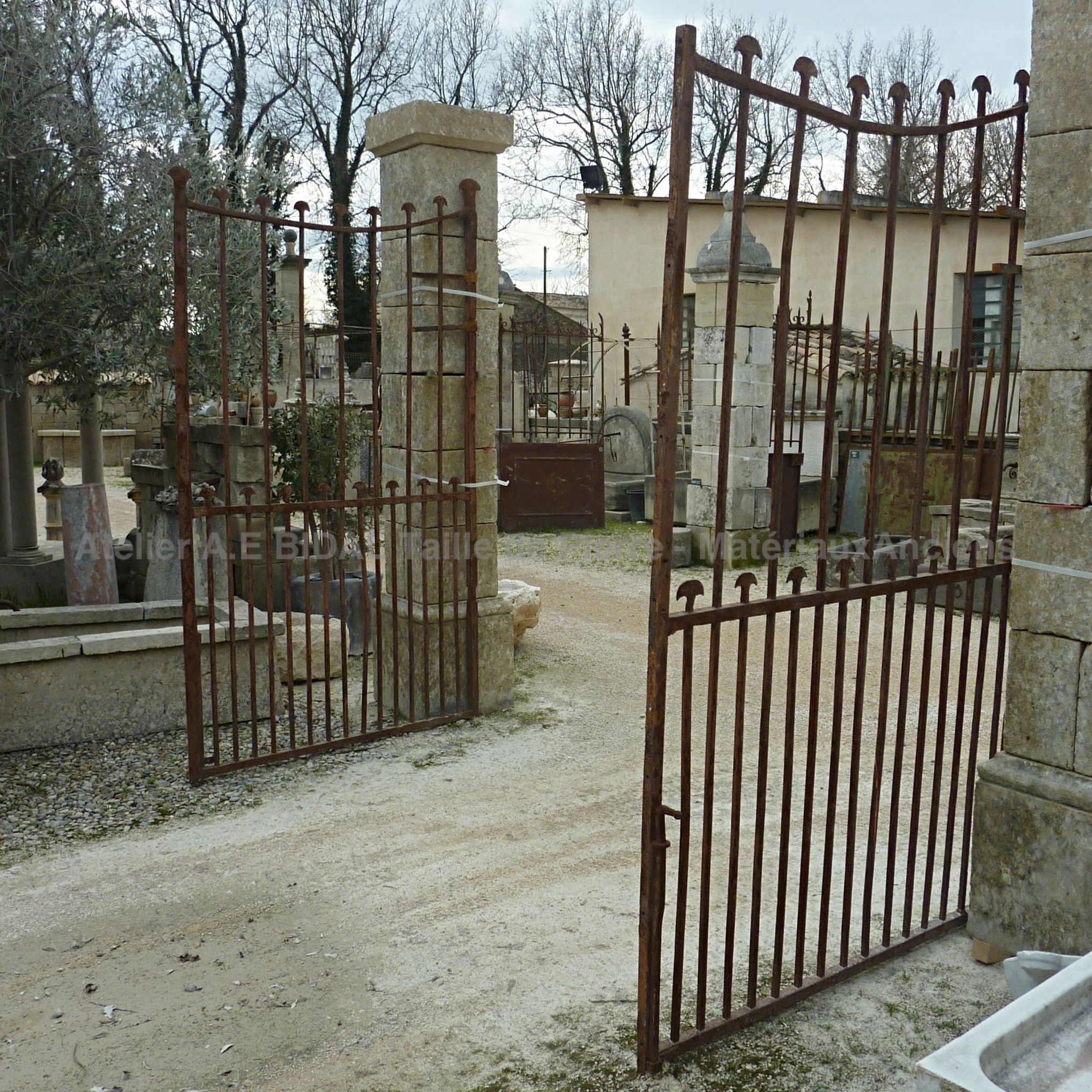 Portail ancien en fer forgé ajouré à 2 vantaux ** VENDU