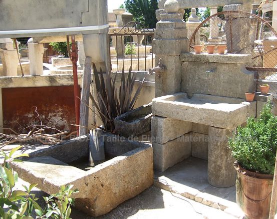 Fontaine de jardin avec bac: une ancienne fontaine qui a une forte personnalité.