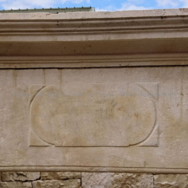 Antique fireplace dressed by a stonemason of the 17th Century - A sumptuous stone fireplace.