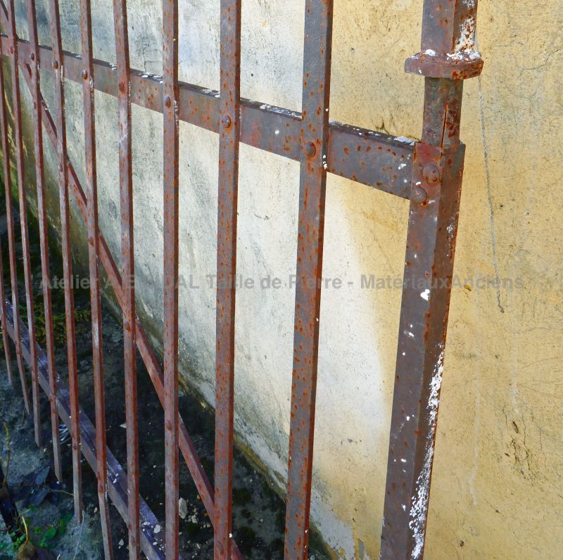 Portail ancien en fer forgé pour embellir l'entrée de votre propriété : Atelier Alain BIDAL (Provence)