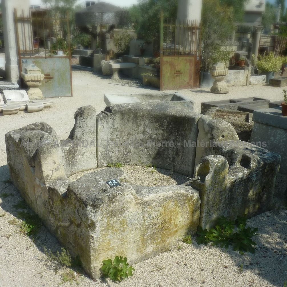 Puits ancien en pierre véritable - un puits très rustique.