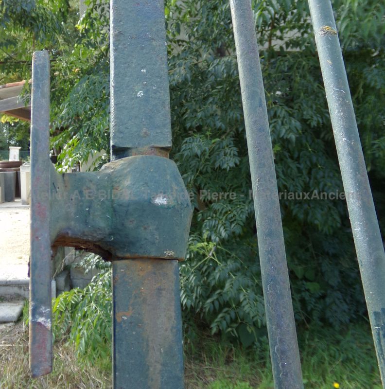 Portail en fer forgé plein à deux battants vendu avec ses gonds chez Les Matériaux Anciens en Provence Alain Bidal