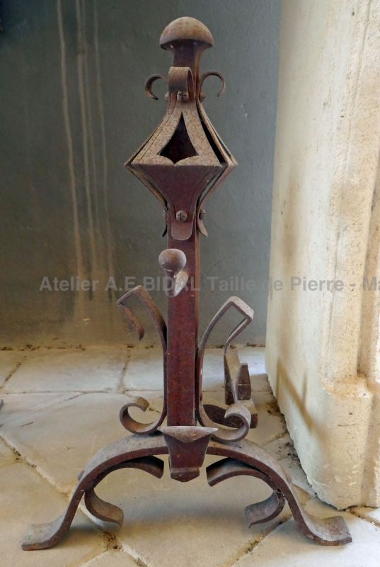 Anciens landiers en fer forgé riveté en vente chez Alain BIDAL Matériaux Anciens en Provence.