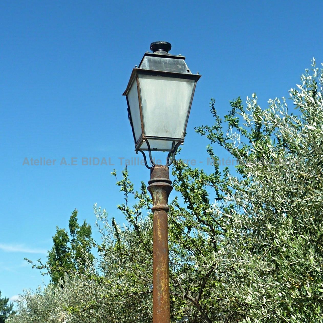 Lampadaire en fonte ancienne - décoration de jardin en matériaux anciens.