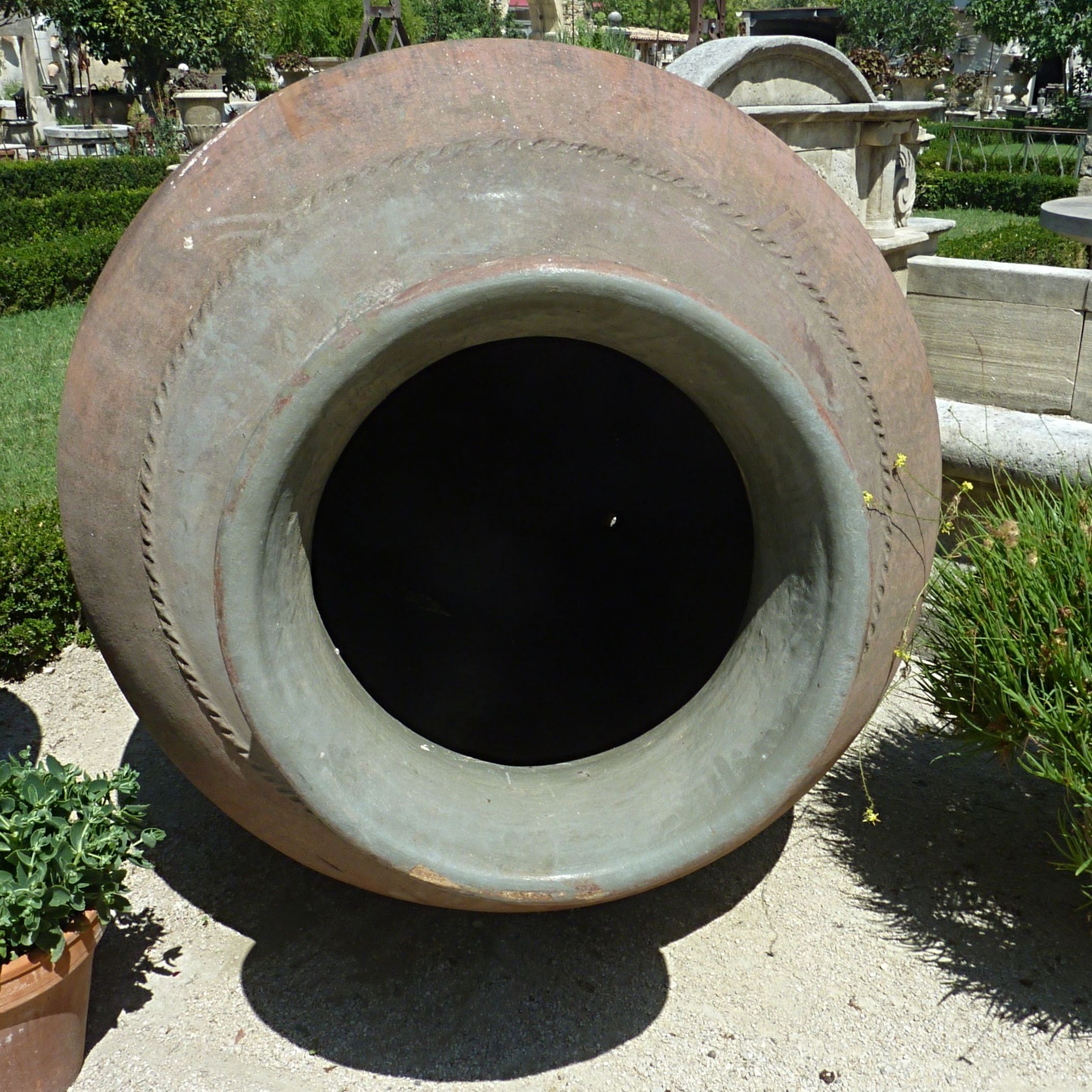 Pour une décoration extérieure pleine de charme : jarre en terre cuite