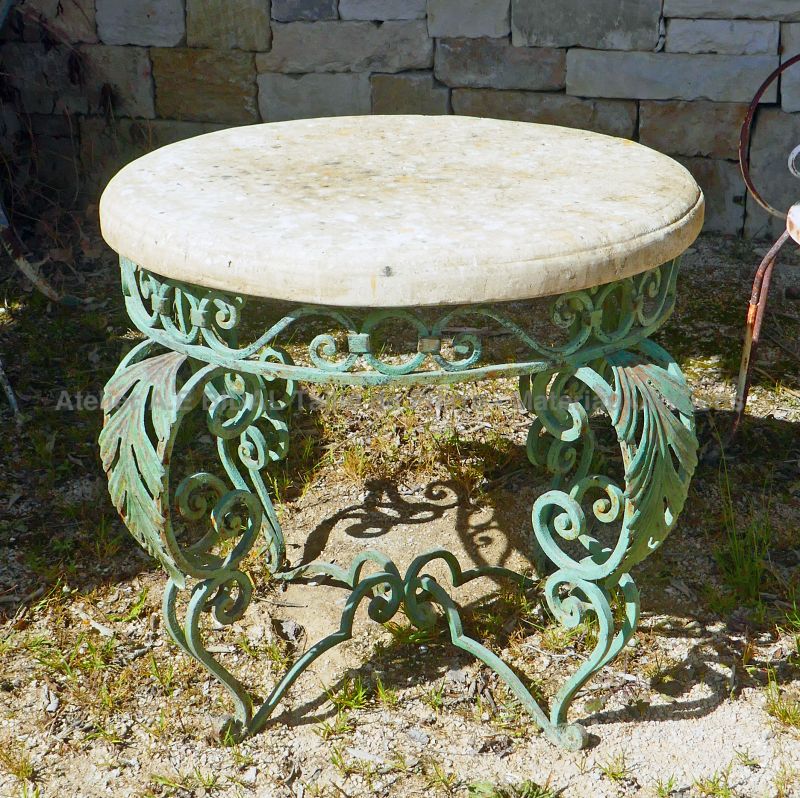 Guéridon en fer forgé et pierre patinée : charmante petite table ronde par Atelier Alain BIDAL (Provence)
