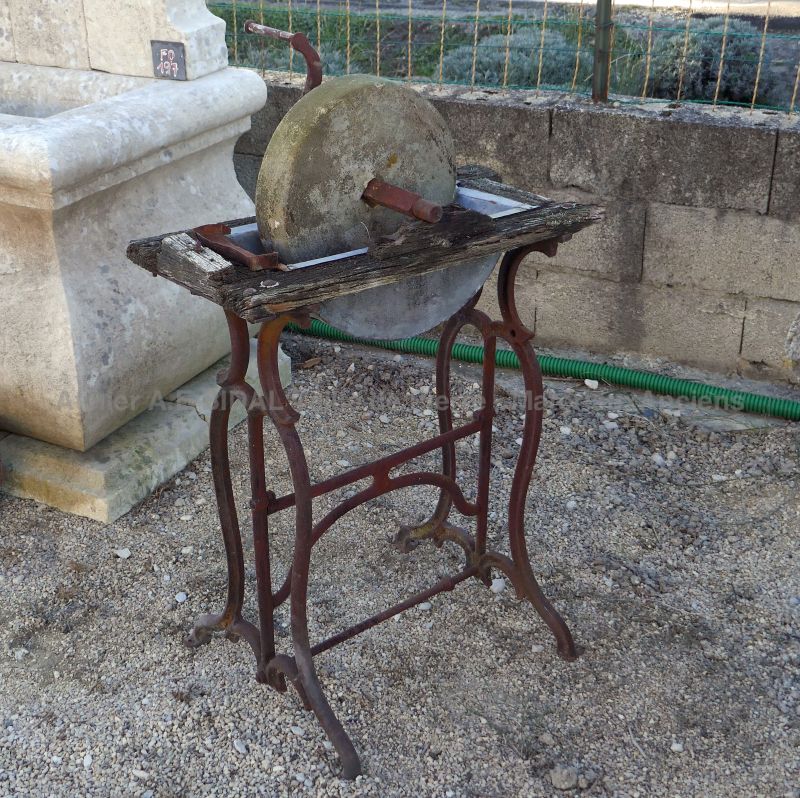 Ancienne meule en pierre à aiguiser à vendre en Provence chez Atelier Alain BIDAL