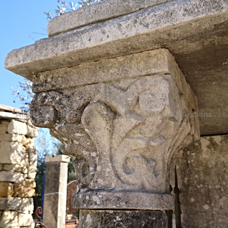 Fine detail of the Corinthian capital carved by hand ǀ Ancient stone element.