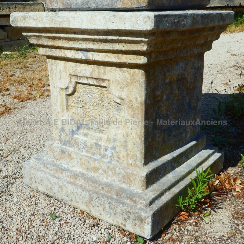 Pair of vases and pedestals in patinated stone from the end of the 20th Century - Alain BIDAL Matériaux Anciens en Provence
