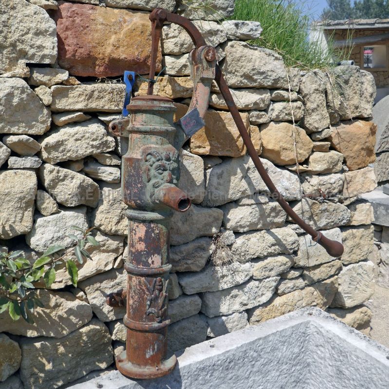 Superbe pompe manuelle - une pompe manuelle à la patine verte.