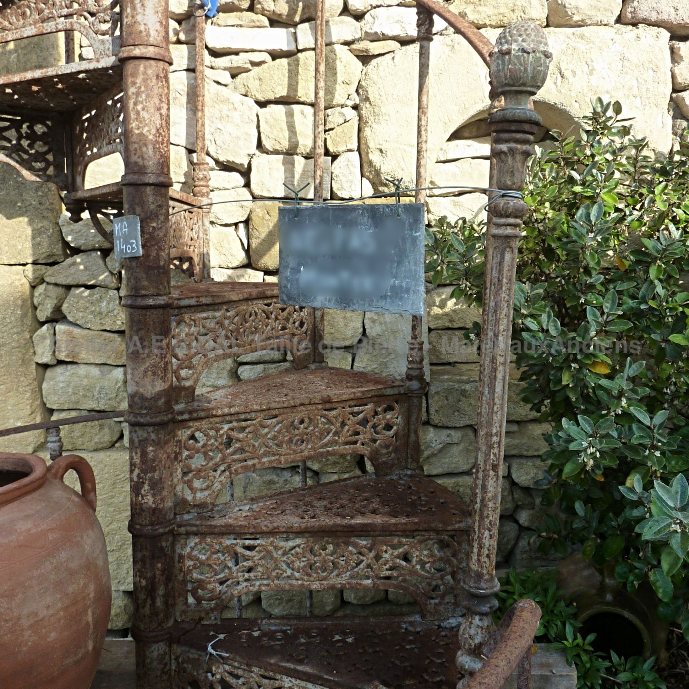 Superbe ancien escalier colimaçon en fonte ** VENDU