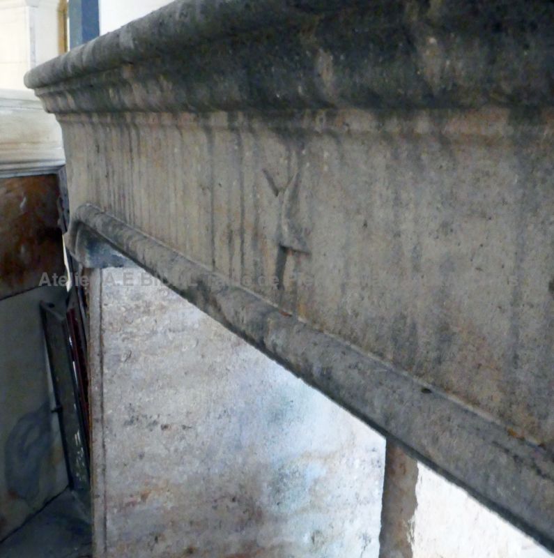 Ancienne cheminée de campagne en pierre patinée en vente chez Atelier Alain BIDAL (Provence)