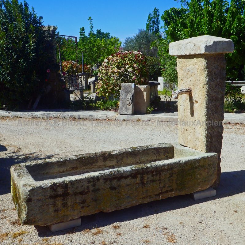 Garden fountain with a very rustic and country-style look in old stones : Atelier Alain BIDAL (Provence)