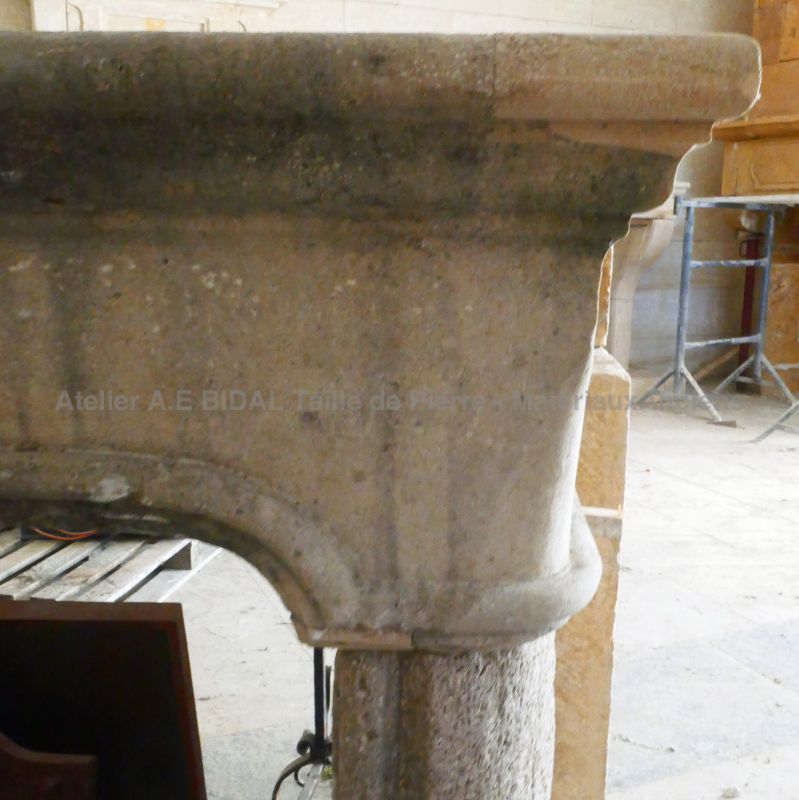 Large cheminée 19ème en pierre patinée : Atelier Alain BIDAL (Provence)